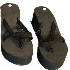 Black Flip/Flops never worn just missing t…